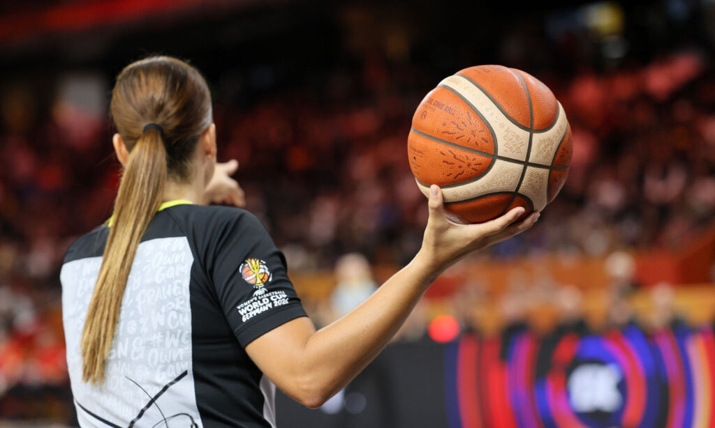 Schiedsrichterin und Ball bei der Frauen-Basketball-WM 2026